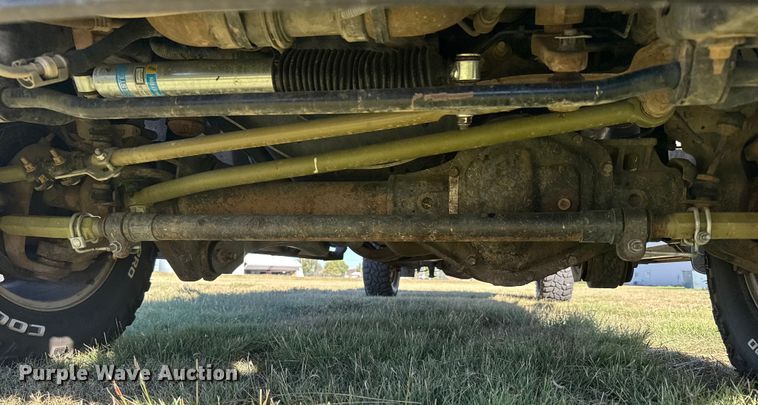 image for item ER2467 2011 Ford F350 Super Duty  Crew Cab flatbed pickup truck