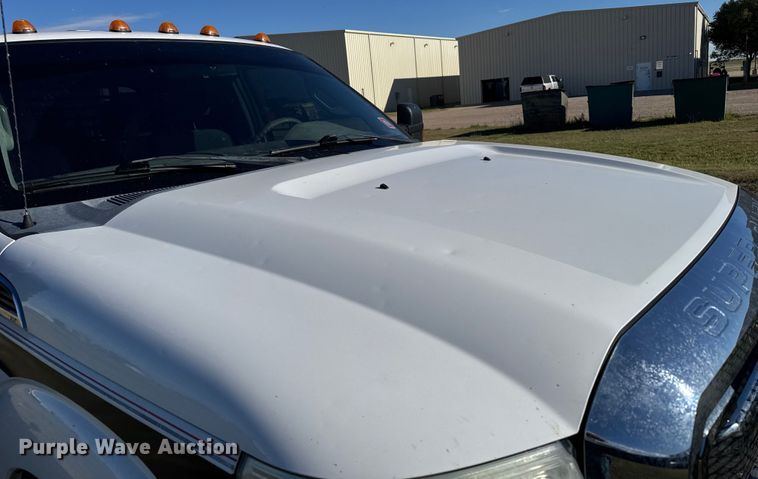 image for item ER2467 2011 Ford F350 Super Duty  Crew Cab flatbed pickup truck