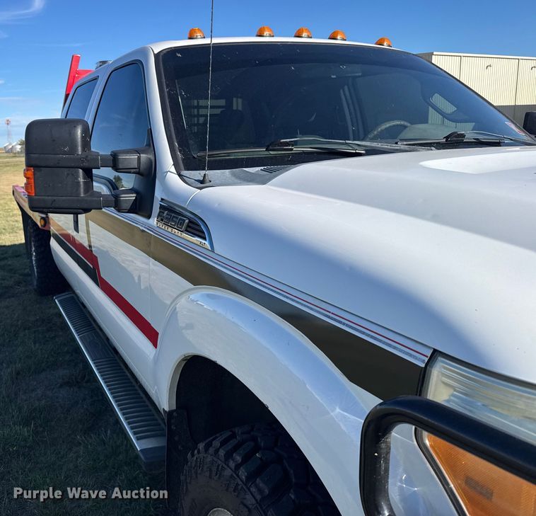 image for item ER2467 2011 Ford F350 Super Duty  Crew Cab flatbed pickup truck