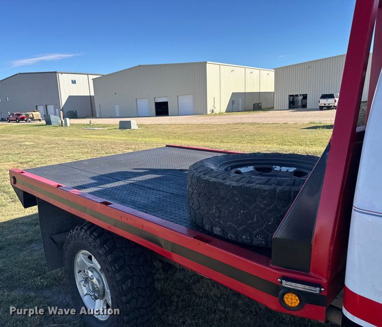 image for item ER2467 2011 Ford F350 Super Duty  Crew Cab flatbed pickup truck
