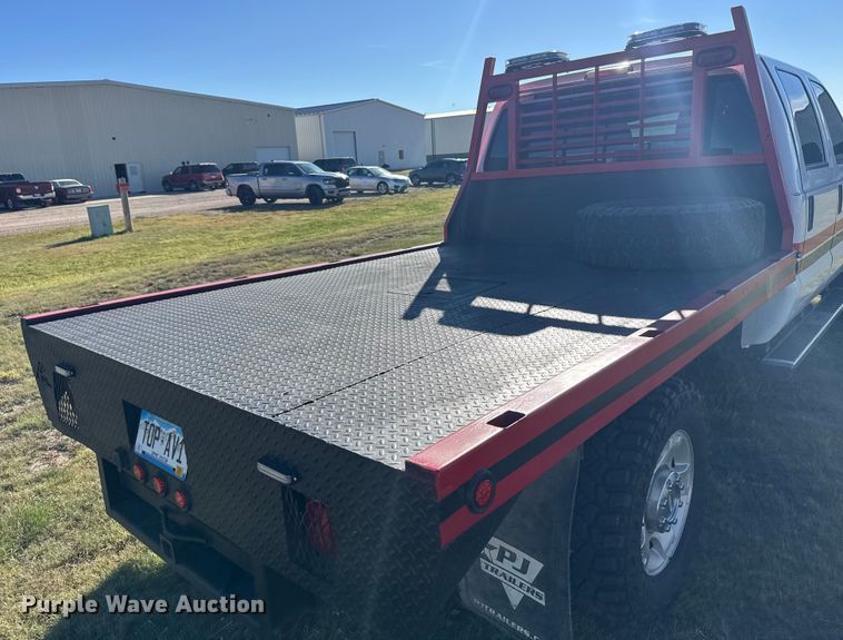image for item ER2467 2011 Ford F350 Super Duty  Crew Cab flatbed pickup truck