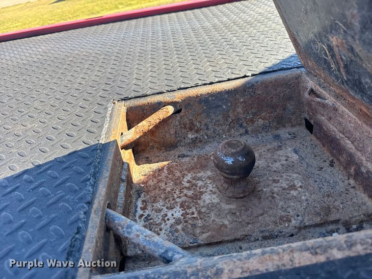 image for item ER2467 2011 Ford F350 Super Duty  Crew Cab flatbed pickup truck