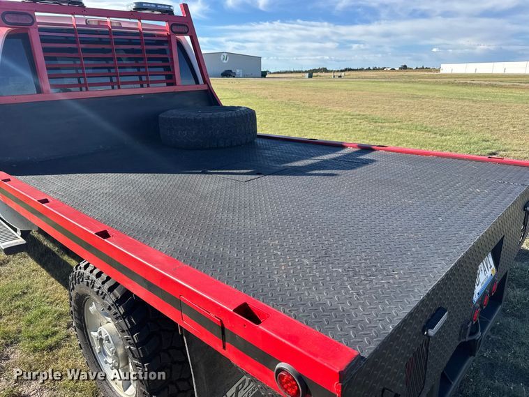 image for item ER2467 2011 Ford F350 Super Duty  Crew Cab flatbed pickup truck