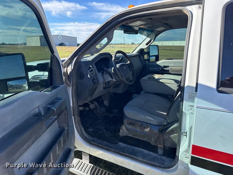 image for item ER2467 2011 Ford F350 Super Duty  Crew Cab flatbed pickup truck