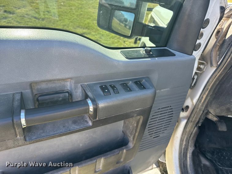 image for item ER2467 2011 Ford F350 Super Duty  Crew Cab flatbed pickup truck