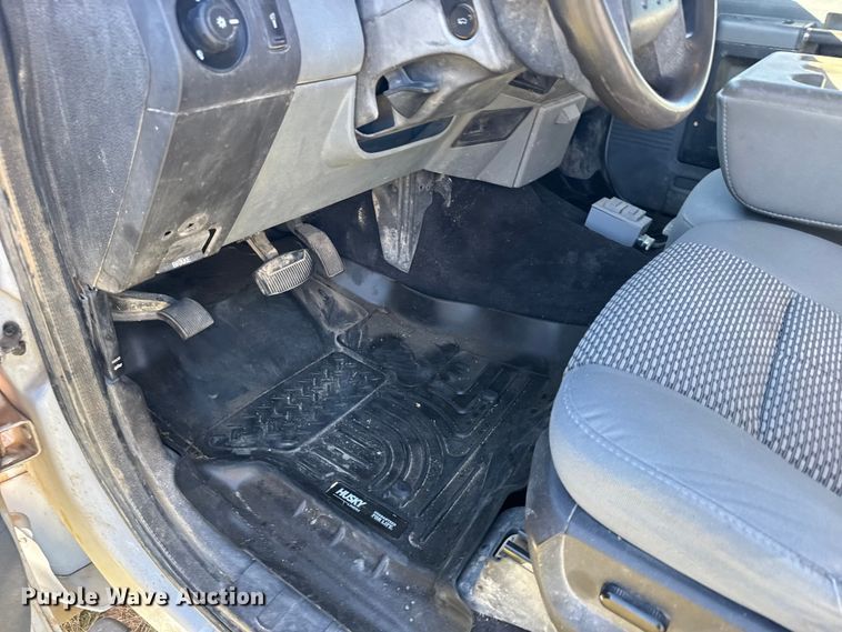 image for item ER2467 2011 Ford F350 Super Duty  Crew Cab flatbed pickup truck