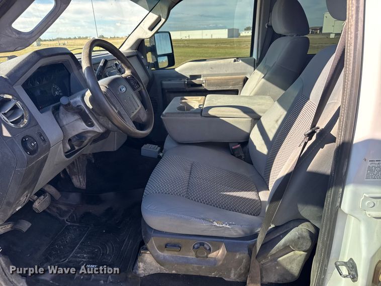 image for item ER2467 2011 Ford F350 Super Duty  Crew Cab flatbed pickup truck