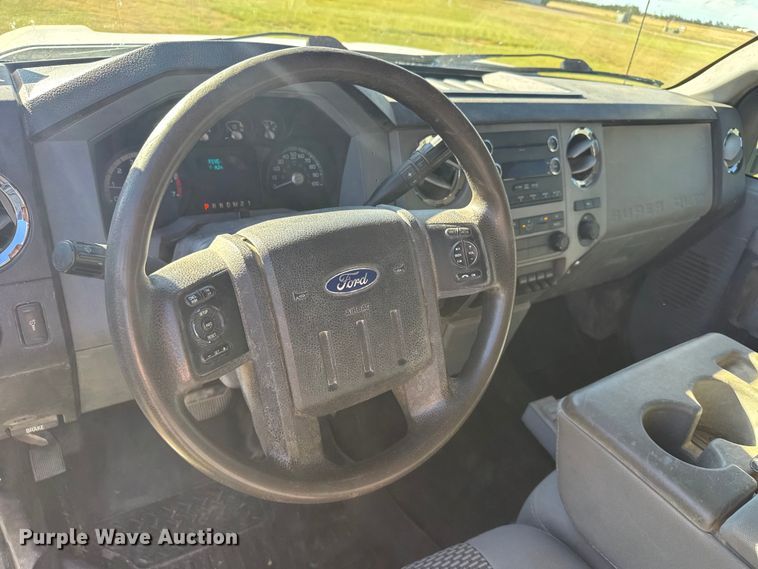 image for item ER2467 2011 Ford F350 Super Duty  Crew Cab flatbed pickup truck