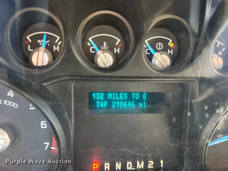 image for item ER2467 2011 Ford F350 Super Duty  Crew Cab flatbed pickup truck