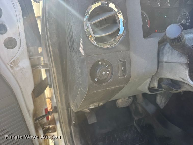 image for item ER2467 2011 Ford F350 Super Duty  Crew Cab flatbed pickup truck