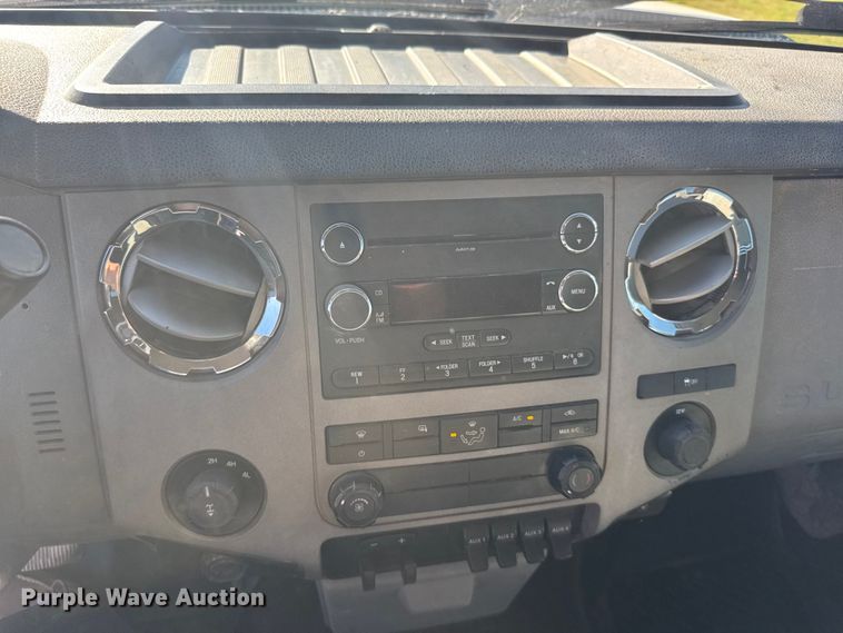 image for item ER2467 2011 Ford F350 Super Duty  Crew Cab flatbed pickup truck