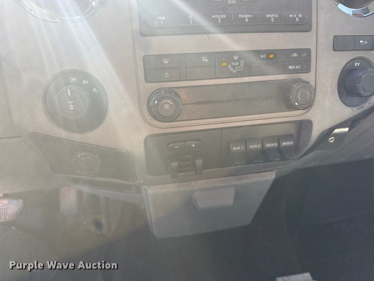 image for item ER2467 2011 Ford F350 Super Duty  Crew Cab flatbed pickup truck