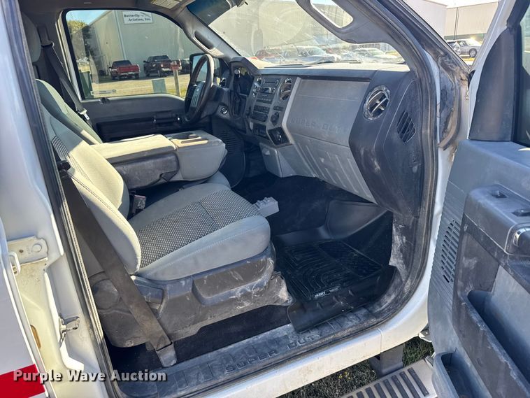 image for item ER2467 2011 Ford F350 Super Duty  Crew Cab flatbed pickup truck