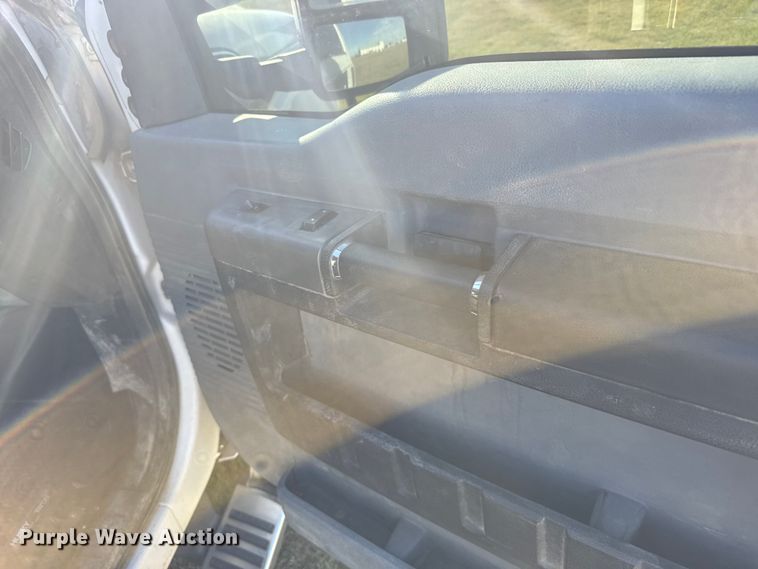 image for item ER2467 2011 Ford F350 Super Duty  Crew Cab flatbed pickup truck