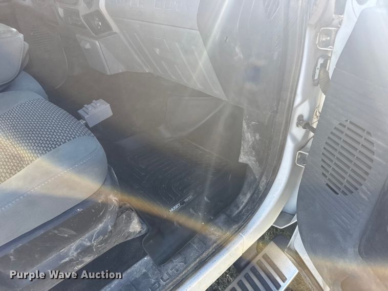 image for item ER2467 2011 Ford F350 Super Duty  Crew Cab flatbed pickup truck