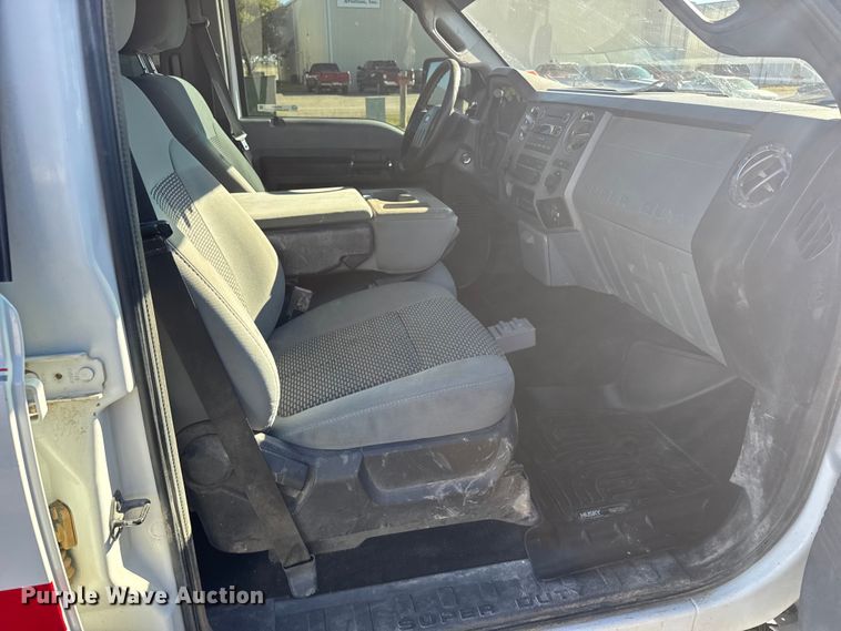 image for item ER2467 2011 Ford F350 Super Duty  Crew Cab flatbed pickup truck