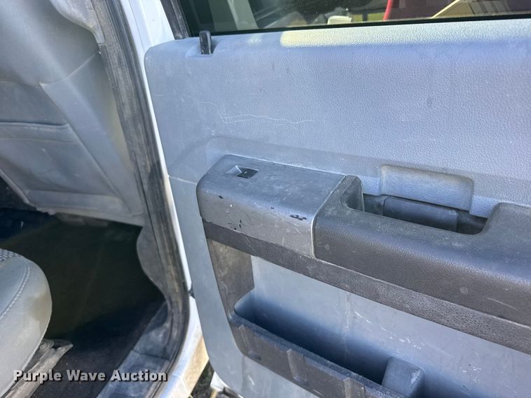 image for item ER2467 2011 Ford F350 Super Duty  Crew Cab flatbed pickup truck