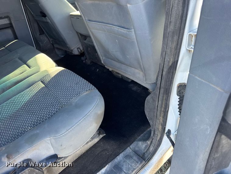 image for item ER2467 2011 Ford F350 Super Duty  Crew Cab flatbed pickup truck