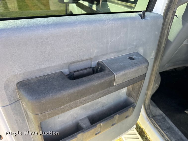 image for item ER2467 2011 Ford F350 Super Duty  Crew Cab flatbed pickup truck