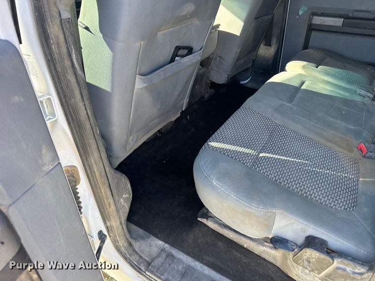 image for item ER2467 2011 Ford F350 Super Duty  Crew Cab flatbed pickup truck