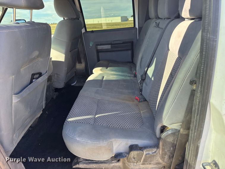 image for item ER2467 2011 Ford F350 Super Duty  Crew Cab flatbed pickup truck