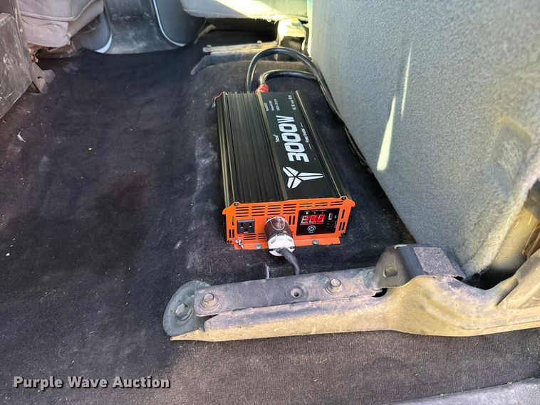 image for item ER2467 2011 Ford F350 Super Duty  Crew Cab flatbed pickup truck