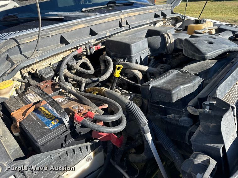 image for item ER2467 2011 Ford F350 Super Duty  Crew Cab flatbed pickup truck