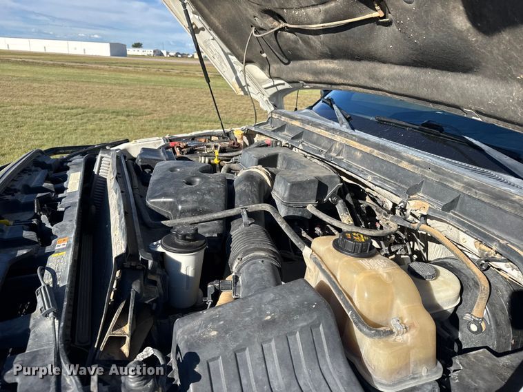 image for item ER2467 2011 Ford F350 Super Duty  Crew Cab flatbed pickup truck