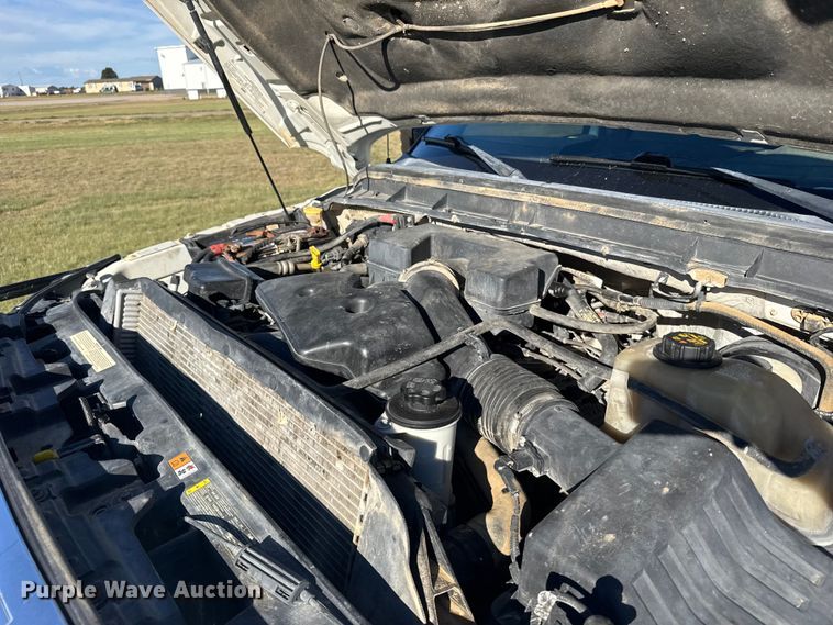 image for item ER2467 2011 Ford F350 Super Duty  Crew Cab flatbed pickup truck