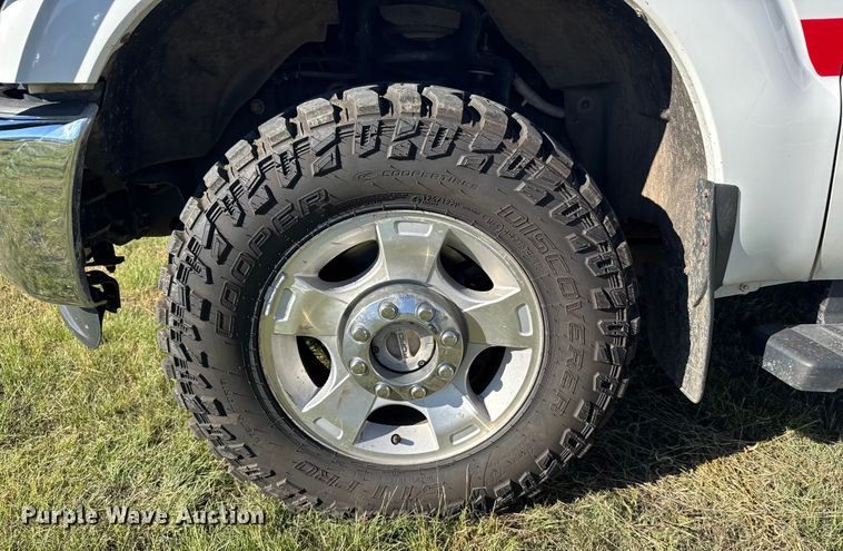 image for item ER2467 2011 Ford F350 Super Duty  Crew Cab flatbed pickup truck