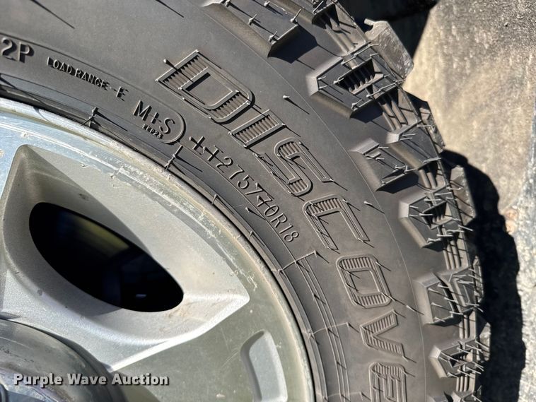 image for item ER2467 2011 Ford F350 Super Duty  Crew Cab flatbed pickup truck