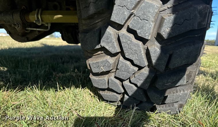 image for item ER2467 2011 Ford F350 Super Duty  Crew Cab flatbed pickup truck