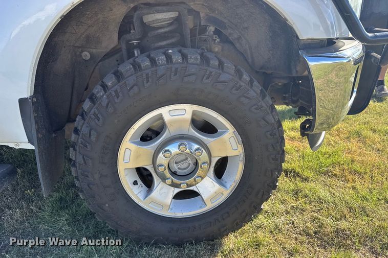 image for item ER2467 2011 Ford F350 Super Duty  Crew Cab flatbed pickup truck