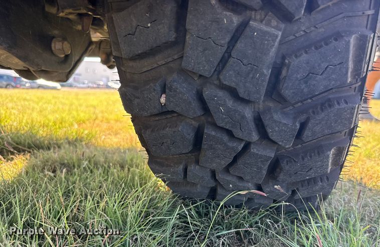 image for item ER2467 2011 Ford F350 Super Duty  Crew Cab flatbed pickup truck