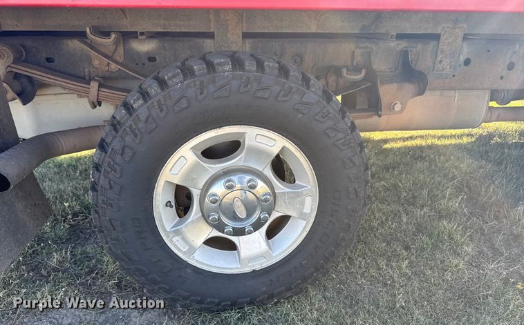 image for item ER2467 2011 Ford F350 Super Duty  Crew Cab flatbed pickup truck