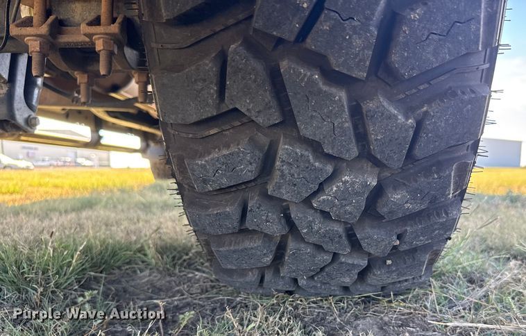 image for item ER2467 2011 Ford F350 Super Duty  Crew Cab flatbed pickup truck