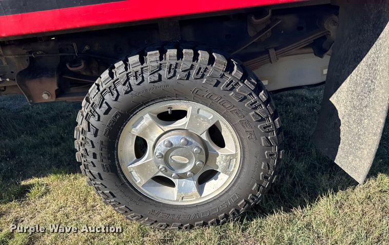 image for item ER2467 2011 Ford F350 Super Duty  Crew Cab flatbed pickup truck