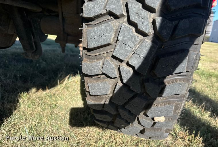 image for item ER2467 2011 Ford F350 Super Duty  Crew Cab flatbed pickup truck