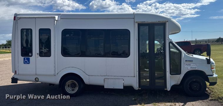 image for item ER2469 2013 Ford E450 shuttle bus