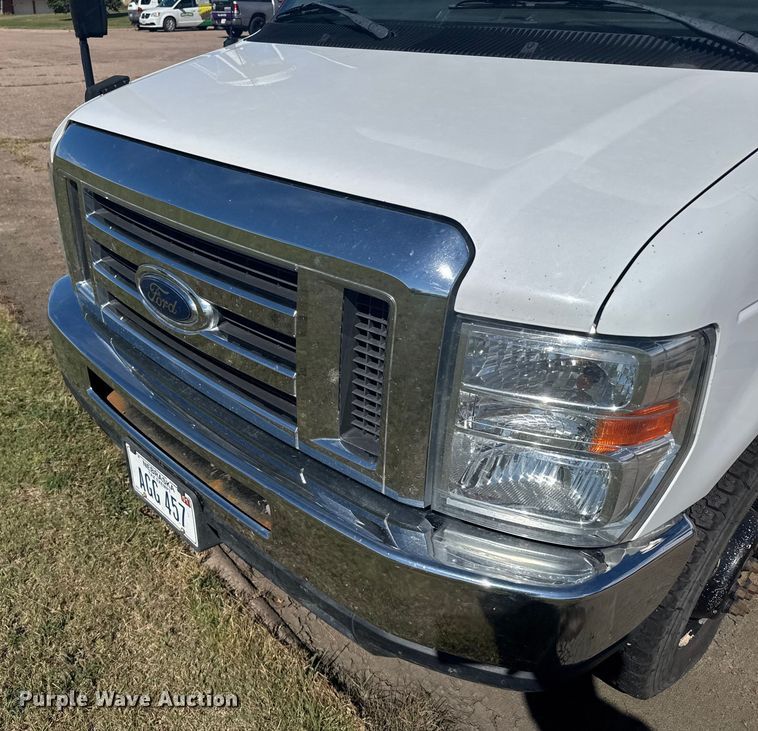 image for item ER2469 2013 Ford E450 shuttle bus