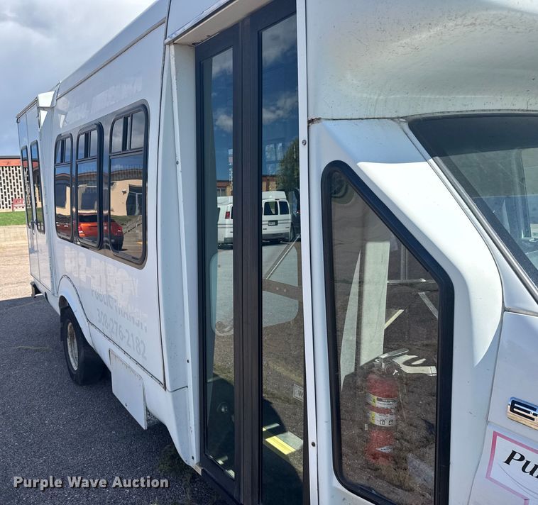 image for item ER2469 2013 Ford E450 shuttle bus