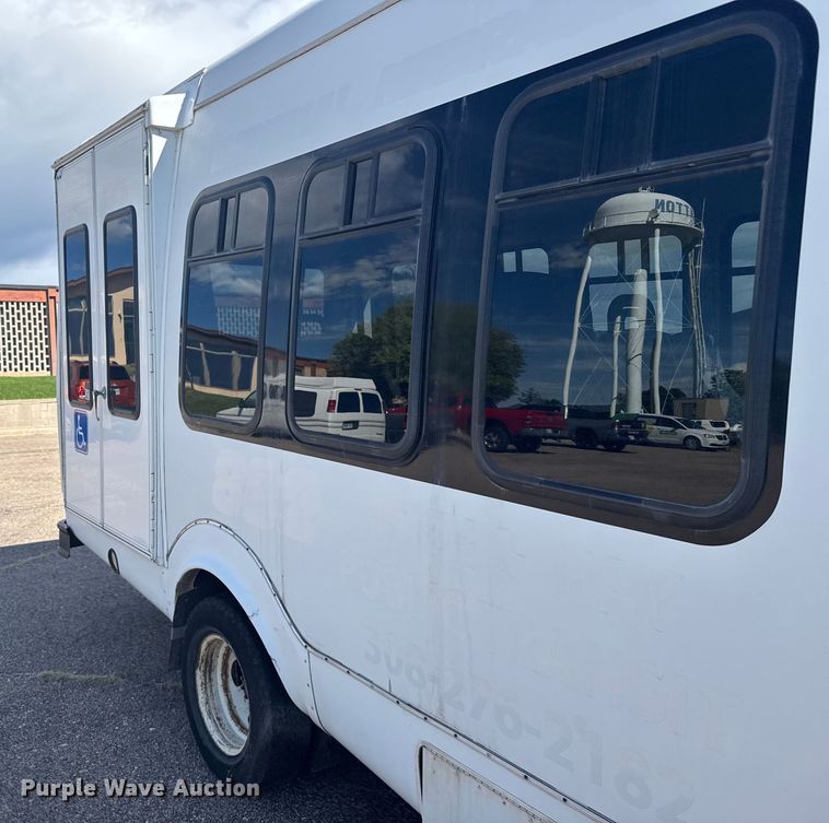 image for item ER2469 2013 Ford E450 shuttle bus