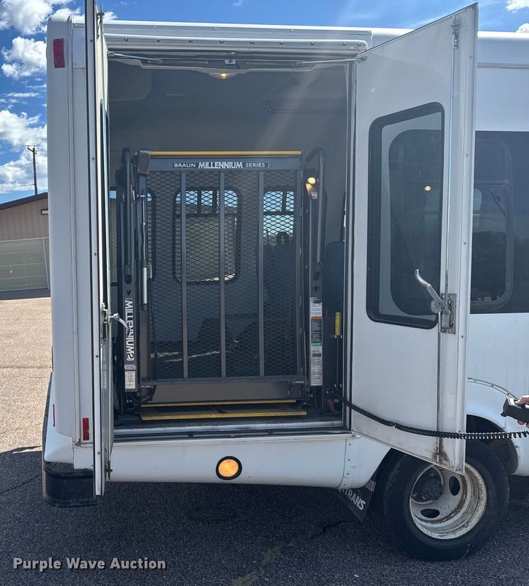 image for item ER2469 2013 Ford E450 shuttle bus