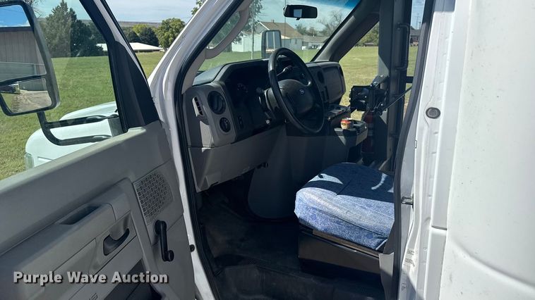 image for item ER2469 2013 Ford E450 shuttle bus