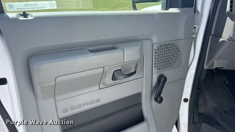 image for item ER2469 2013 Ford E450 shuttle bus