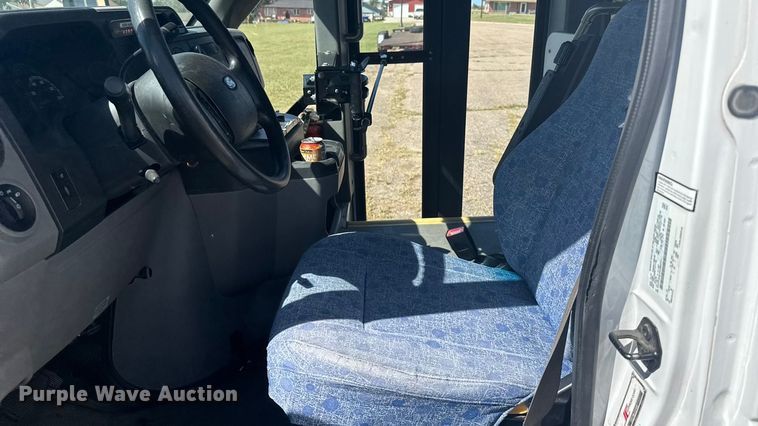 image for item ER2469 2013 Ford E450 shuttle bus