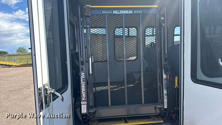 image for item ER2469 2013 Ford E450 shuttle bus