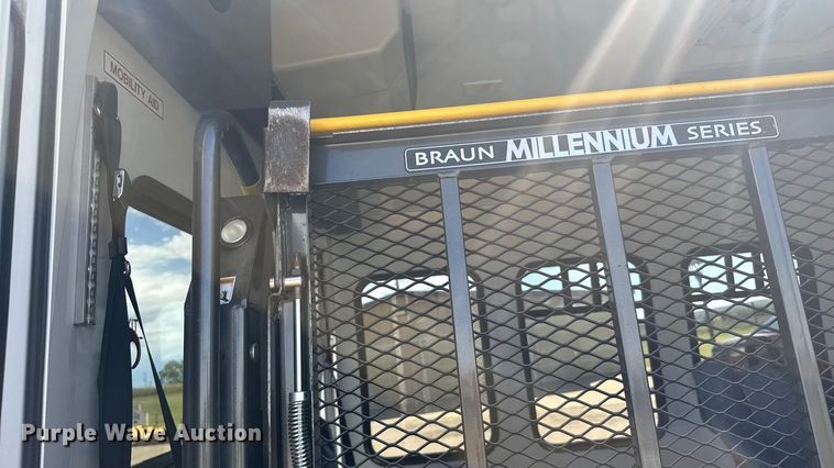 image for item ER2469 2013 Ford E450 shuttle bus