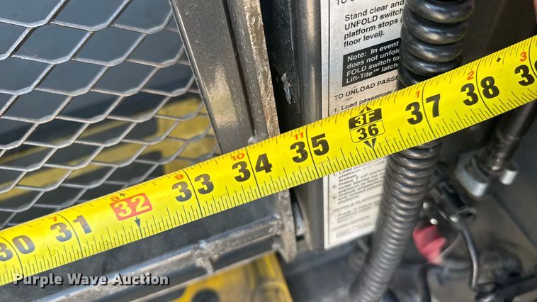 image for item ER2469 2013 Ford E450 shuttle bus