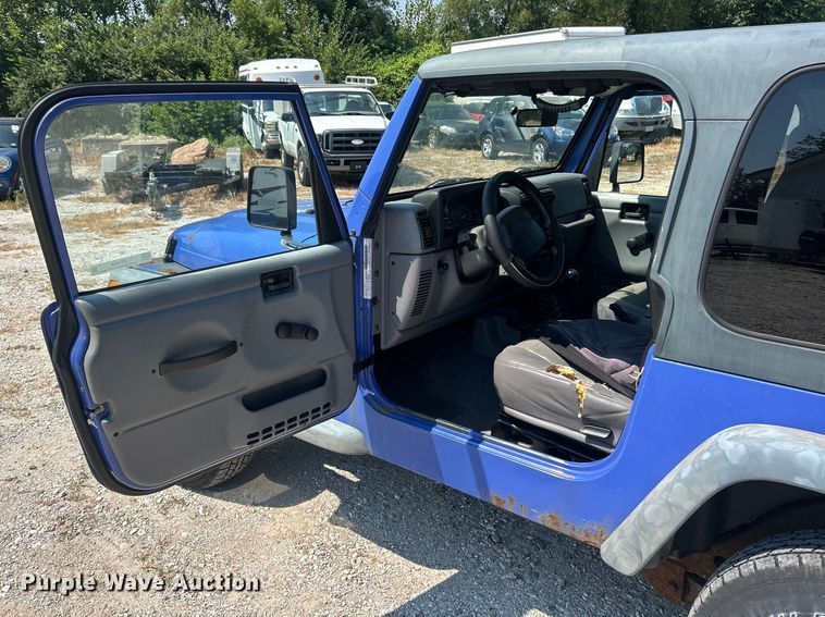 image for item ET3038 1998 Jeep Wrangler Sport SUV